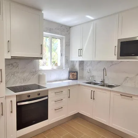 Apartment Eden - Marina, Location